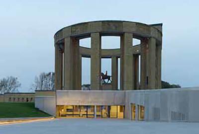 Het Albert I-monument in Nieuwpoort aan het sluizencomplex De Ganzenpoot