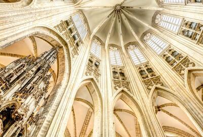 De indrukwekkende kooromgang met links de sacramentstoren van de Leuvense Sint-Pieterskerk