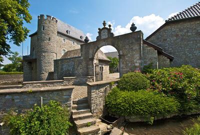 Het pottenbakkerijmuseum huist sinds 1963 in het kasteel van Raeren, steengoed Raeren
