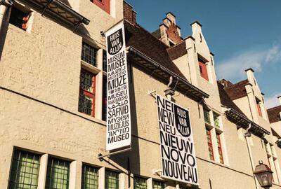 Huis van Alijn, In de kamer rond geluk en ongeluk zijn er naast paternosters en allerlei geluksbrengers ook lege schapjes die plaats bieden aan een individuele invulling.  