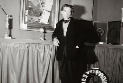 Wout Hoeboer tijdens de Anti-Dada-tentoonstelling in Galerie de la Proue, Brussel, 1957