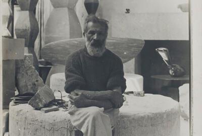 Europalia , Constantin Brancusi in zijn atelier met op de achtergrond Eindeloze Zuilen I tot IV, De vis en Leda