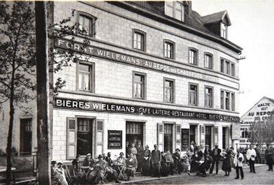 Biercultuur, Foto van zondagse wandelaars, die de Meigemheide kwamen verkennen, op het terras van Au repos des chasseurs in Alsemberg