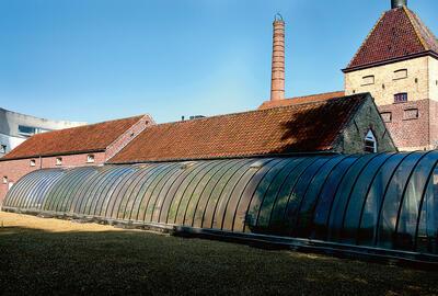 Het fransmansmuseum in de bijgebouwen van de oude Christiaenbrouwerij, uitgebreid met een druivenserre