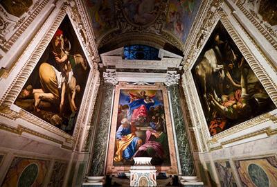 Theodoor van Loon , De Cerasi-kapel in de Santa Maria del Popolo in Rome met links de Kruisiging van Petrus en rechts de Bekering van Paulus door Caravaggio en centraal de Tenhemelopneming van Maria door Carracci