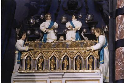 De processie op Pinkstermaandag, het reliekschrijn en het engelenmobiel in de Sint-Vincentius Collegiale te Zinnik.