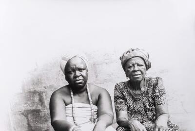 Hélène Amouzou, Autoportrait, ma mère et moi Uit de serie: Entre temps