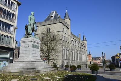 Zicht op het Geeraard de Duivelsteen met vooraan het standbeeld van Lieven Bauwens.