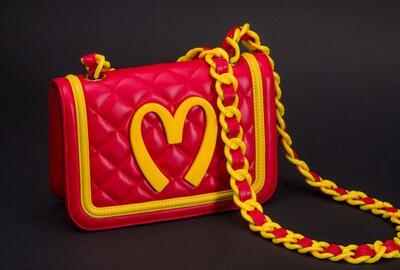 Rood leren handtas gele logo Mc Donalds Jeremy Scott Moschino herfst-winter 2014 