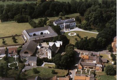 Luchtfoto van het beschermde Gors-Opleeuw met o.a. het kasteel, de vierkantshoeve, de rijschool en de pastorie