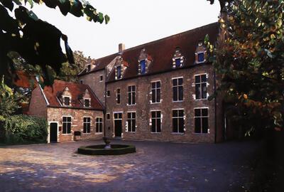 Ingang van het Erasmusmuseum