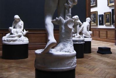 Zaal 0 met negentiende-eeuwse beeldhouwkunst in het KMSKA.