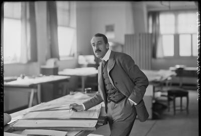 Henry van de Velde in zijn atelier van de school voor decoratieve kunsten in Weimar (foto’s Louis Held, Weimar, 1908)