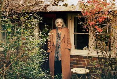 Rose Wylie thuis aan haar studio in Kent in Engeland omgeven door haar wilde tuin