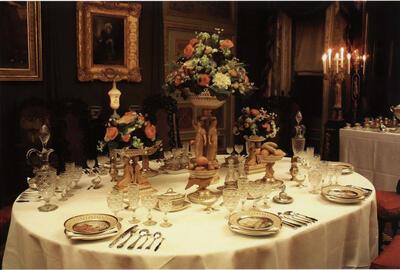 Gedekte tafel met bestek van Joseph Germain Dutalis uit de Nederlandse Koninklijke Verzameling, 1815-1832