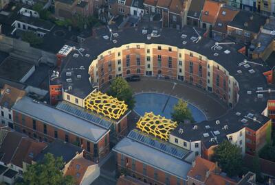 Kunstplatform Zebrastraat vogelvluchtperspectief met daksculptuur van Nick Ervinck