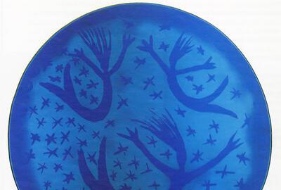 Sandra Deklerck: Glas: Saint-Just, blauw op ysli, Diameter: ca. 26,5 cm, Techniek: Uit een mondgeblazen blauwe plaatglas wordt een cirkel gesneden. Deze schijf wordt in de oven omgebogen tot een schaal.
