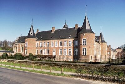 Westvleugel van kasteel Alden Biesen met tuin van de landcommandeur 