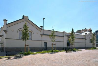 Liberas is gevestigd in een voormalige school aan het Kramersplein te Gent.