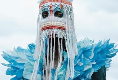 Baloji, Peau de Chagrin x Bleu de Nuit, 2018 - Wearable head sculpture by Damselfrau, garment by Brandon Wen © Foto: Kristin-Lee Moolman. 