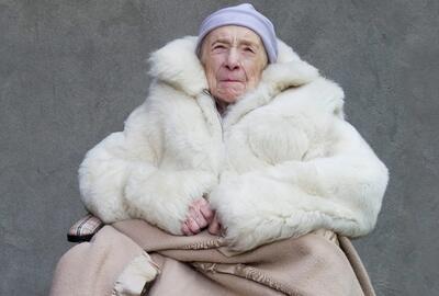 Louise Bourgeois in haar huis op 20th Street, New York, in haar mantel van Helmut Lang, 2009