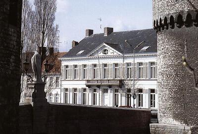 Voorgevel Broelmuseum Zicht vanaf de Broelbrug, Kortrijk,