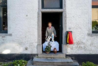 Een 100-jarige dame met huisaltaartje én Belgische vlag. Een favoriete foto van fotografe Myriam. © Myriam Rispens 