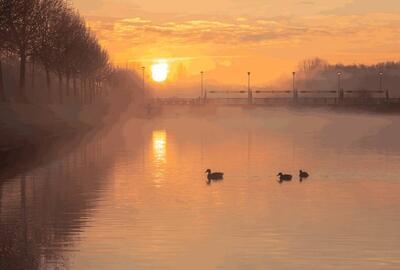 Gouden zonsopkomt boven de Leie aan de sluizen in Menen - Belgie van Fotografie Krist / Top Foto Vlaanderen 