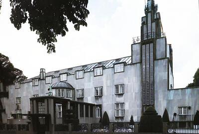 Josef Hoffmann (1870-1956), Het Stoclethuis, voorgevel en afsluitingsmuur