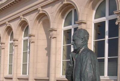 Venetiaanse Gaanderijen met standbeeld Koning Boudewijn