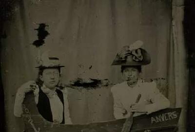 Anoniem, Studioportret van twee dames in een bootje, ca. 1905, Collectie FOMU 2024/11