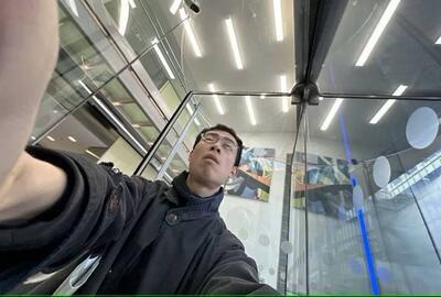 Foto: Bruno Zhu, Getting out of an office, research image, 2024. Courtesy and copyright of the artist.