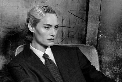 Campagnebeeld: Amber Valletta in een pak, gefotografeerd door Craig