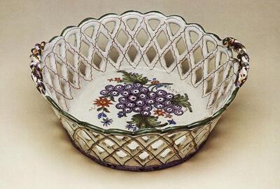 Fruitkorf van polychrome faïence. Keramiek