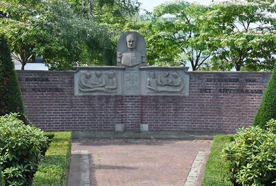 Monument Dr. A. Mathijsen (uitvinder van het gipsverband), Budel (N. Br.).