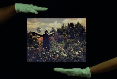 Katja Mater, film still uit Their Own Sweet Time, met beelden van Alphonse Van Besten uit de FOMU-collectie, 2025 © Katja Mater / courtesy LambdaLambdaLambda