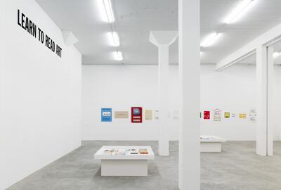 RED AND GREEN AND BLUE MORE OR LESS: Werken en documenten van Lawrence Weiner in Herbert Foundation 