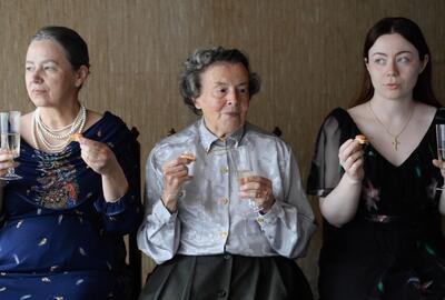 filmstill: Welcome to the family (2025) Eva Maria Bouillon 