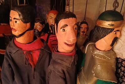 De poesjenellen hangen (’t) uit