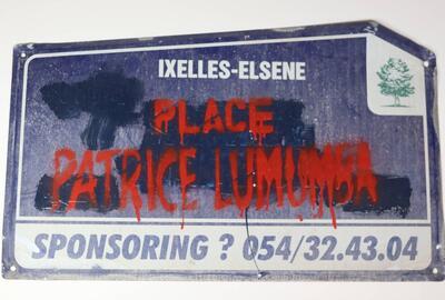 Bewerkt straatnaambord symbolisch omgedoopt tot "Place Lumumba"