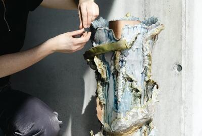 Roxane Rajic, La marée sans étoiles (werkfase), 2026. Geglazuurd steengoe