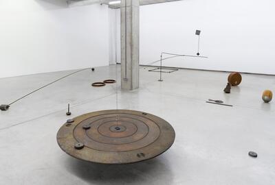 Wolfgang Nestler, Installatiezicht, EIN SCHLOSS DIE LÜFTE ZU VERSCHLIESSEN, 2024