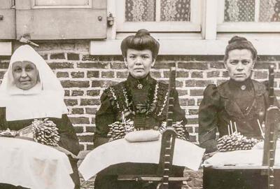 Kantwerksters in het Begijnhof in Turnhout